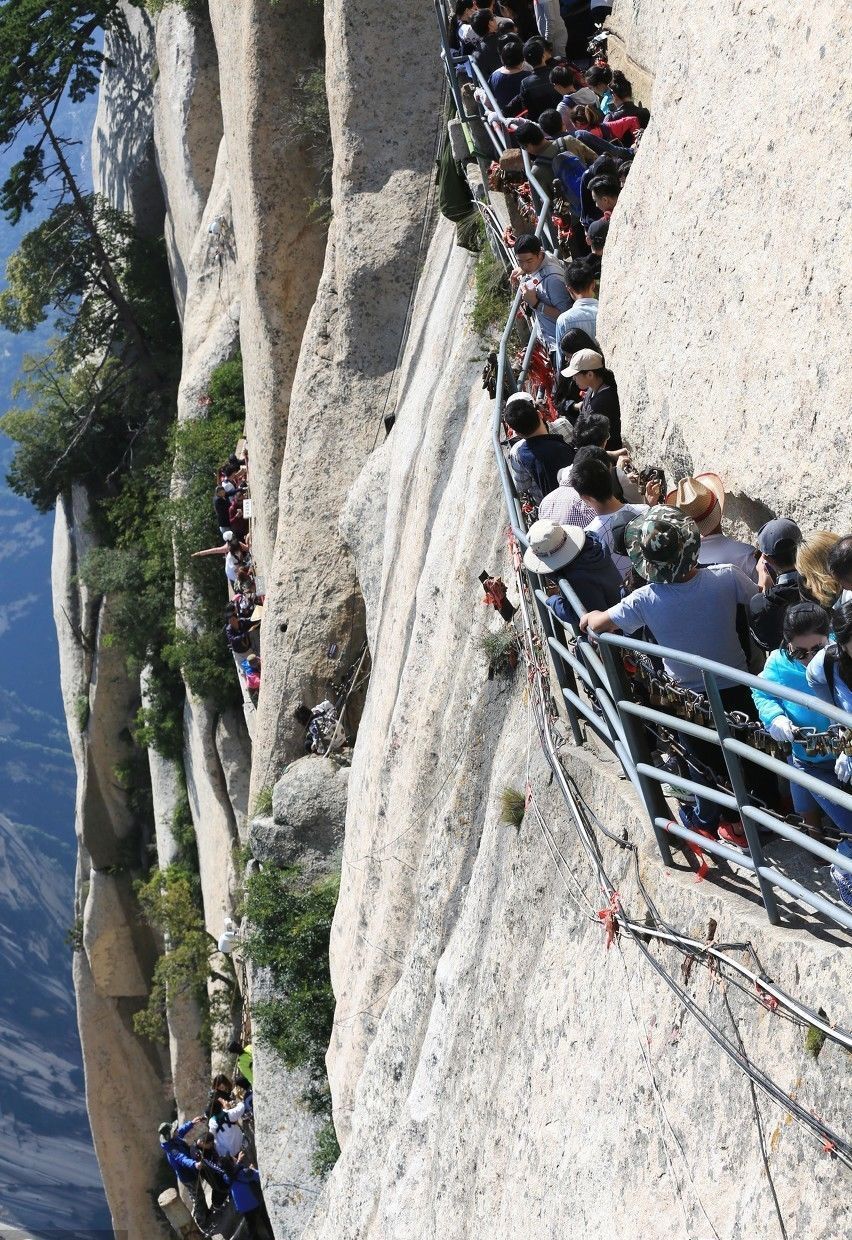 华山之上，有段长空栈道，虽然险峻，游客却络绎不绝