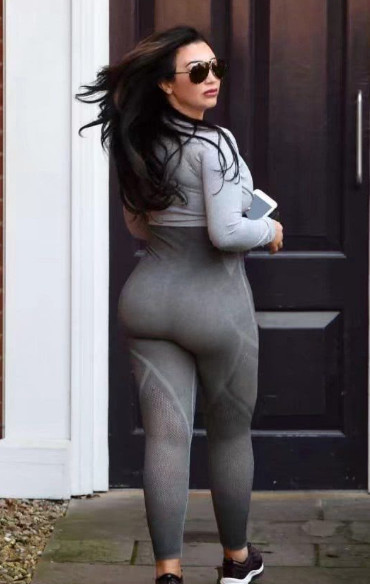 欧美少妇身材过于丰腴，镜头都差点塞不下她肥硕的臀围