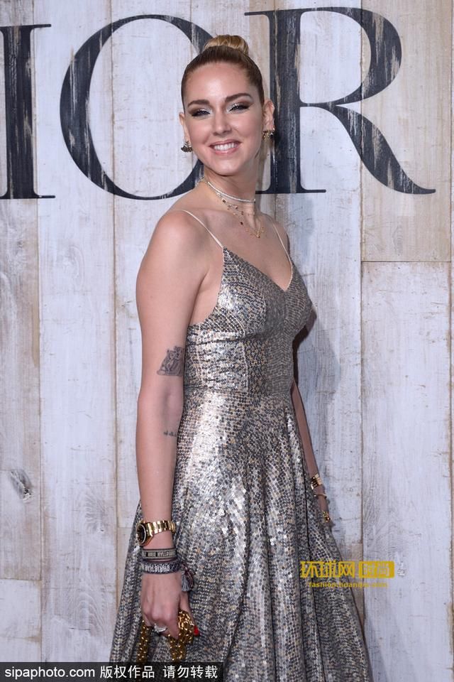 时尚博主琪亚拉法拉格尼产后穿银色美裙亮相