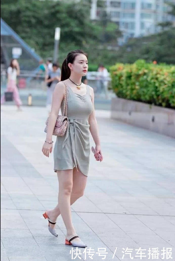 甜美小姐姐吊带连衣裙，肤如凝脂非常皙白，傲人的上围很有女人味