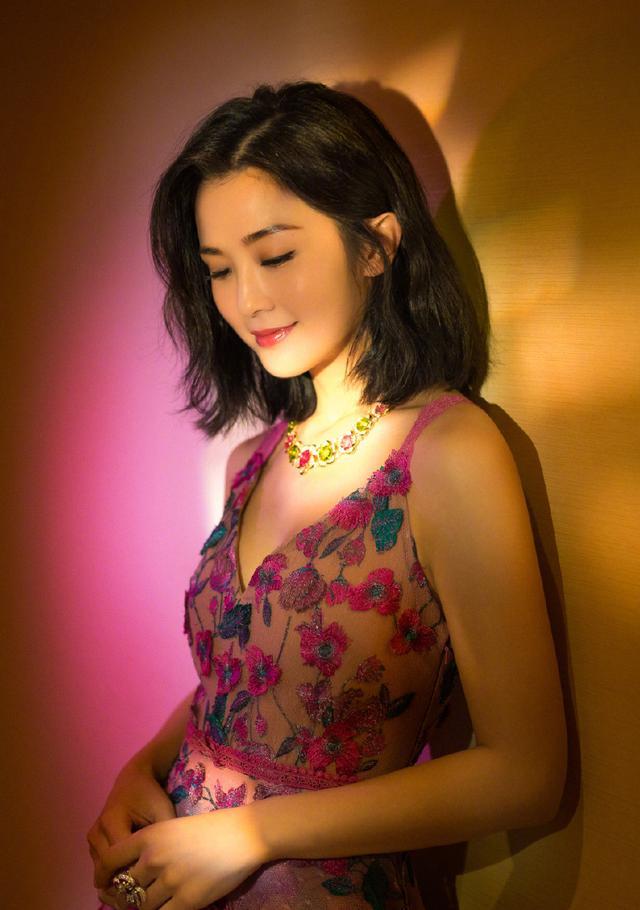 蔡卓妍字母T恤+吊带裙,回归青春美少女,网友:这次没得罪造型师