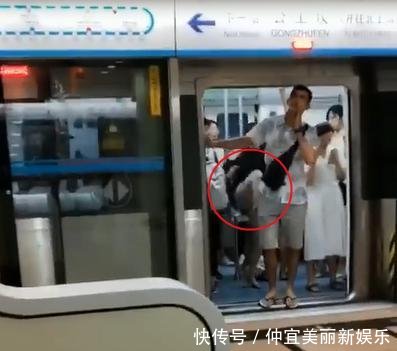 干得漂亮！北京地铁10号线，黑衣女子踹飞堵门老外