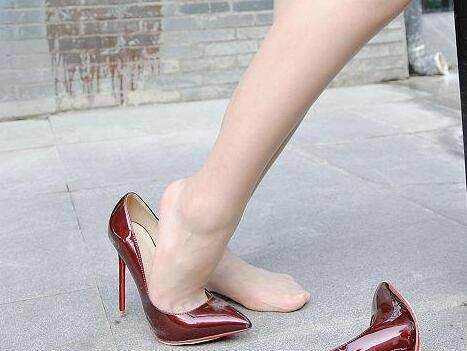 细脚高跟鞋，修饰出女性顺畅的腿形，展现迷人的风采！