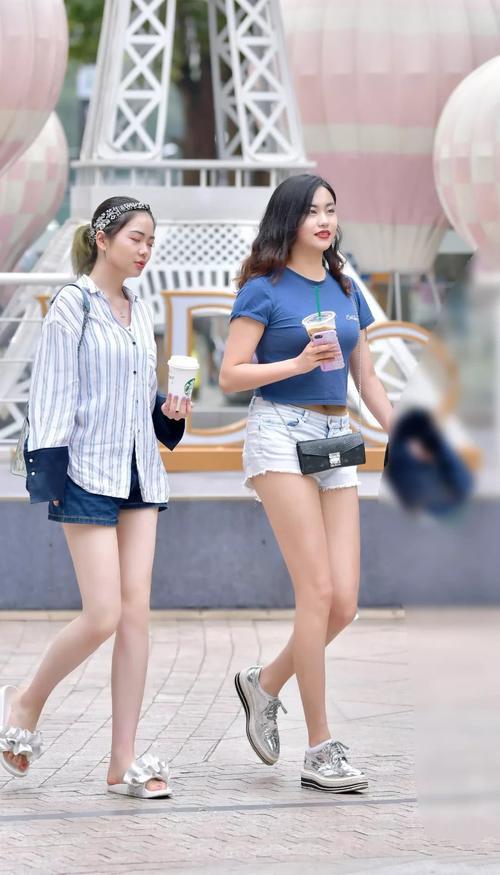 2个姑娘真牛！短到尽头的牛仔短裤也敢穿出来，却美得不可方物