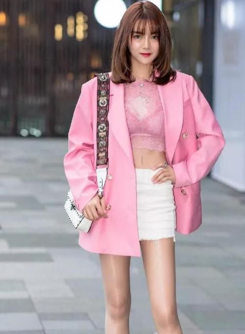 【浅蓝色】街拍:活泼可爱的小姐姐,一条浅蓝色的连衣裙,青春靓丽气息