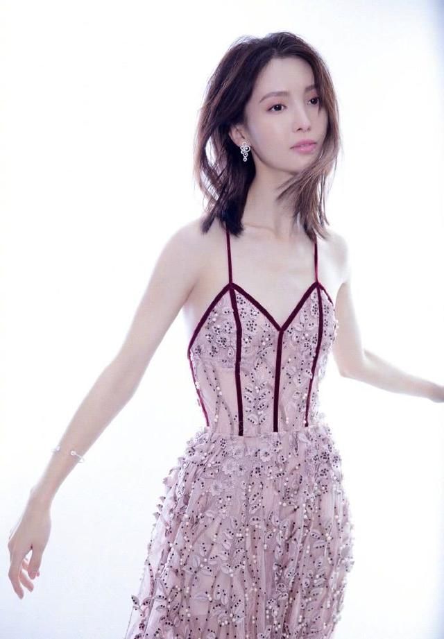 金晨厉害了！裙子全靠“两根绳子”撑着，转身时却让观众脸红了！