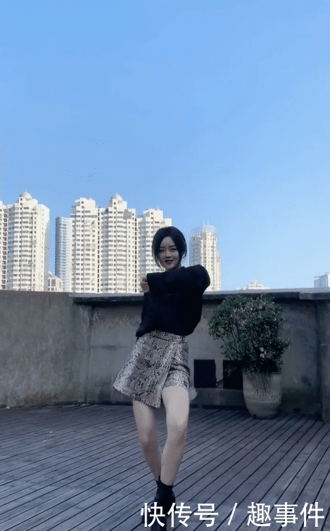 【小姐姐】街拍:暴露在空气中的这双腿,很美很美