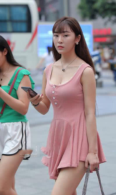 轻熟姐姐粉红诱惑尽显丰满上围，俗话说：好女不愁嫁好郎