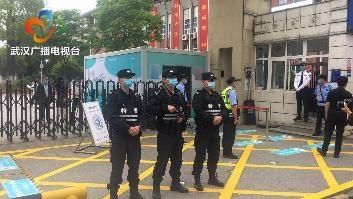  『护航』武汉特警：你安心上课，我硬核护航