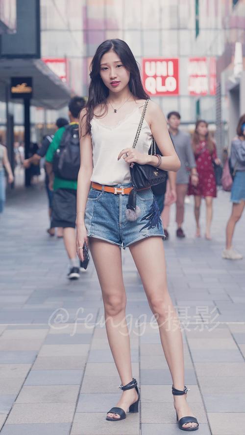 街拍：穿牛仔短裤的长腿姑娘，长相美，气质佳，人品更是好