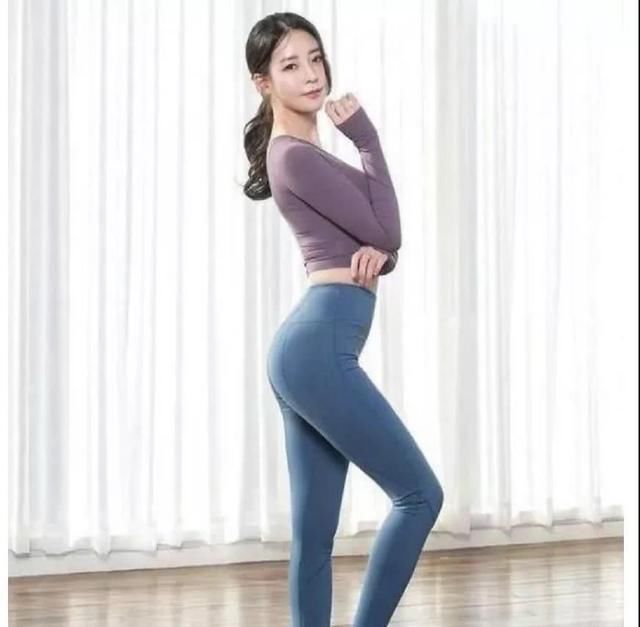 穿紧身牛仔裤的小姐姐，完美呈现高雅的美丽与时尚，性感十足！