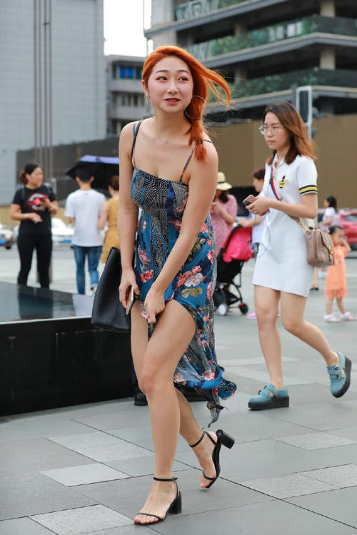 街拍：长裙与吊带短裙的魅力搭配，让小姐姐十分迷人呢