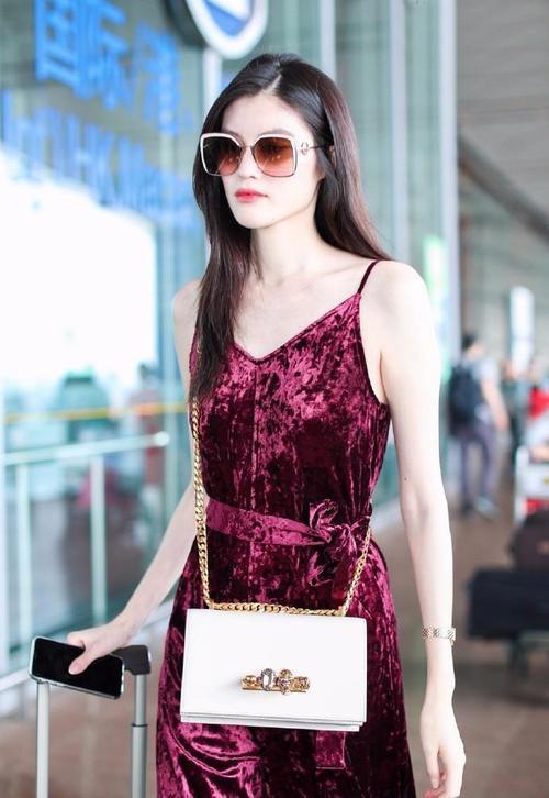 何穗酒红色吊带连体裤,走路下半身造型一言难尽,网友:真显腿粗