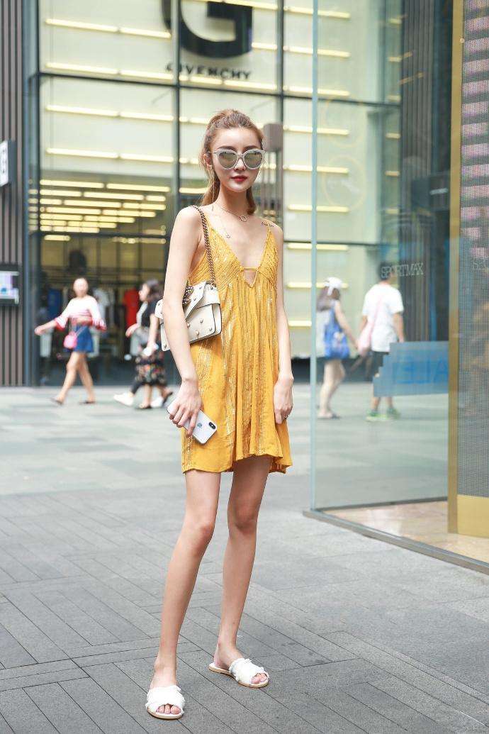 街拍：小姐姐和闺蜜一起上街凹造型，透露出一丝小性感！