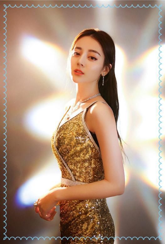 当迪丽热巴和佟丽娅同穿吊带裙，网友：干瘦和苗条的差距一目了然