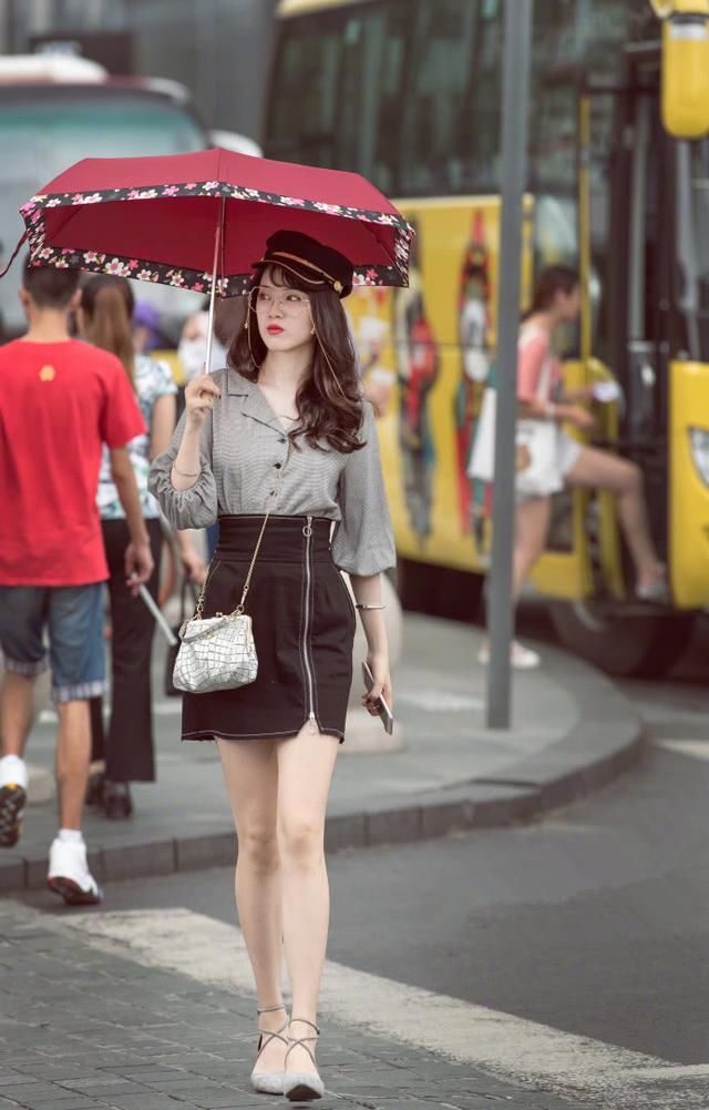 你最爱的街拍：气质美女身穿包臀裙秀大腿，网友：这不仅仅是性感