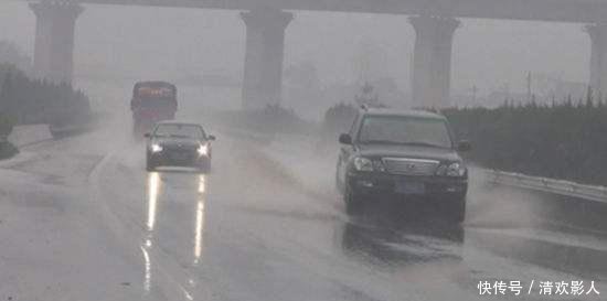 高速上突然大暴雨怎么办老司机都用这几招，关键时刻能保命！