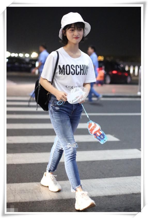 当90斤沈月穿上紧身牛仔裤,网友直呼:辣眼睛!还是换回裙子吧!