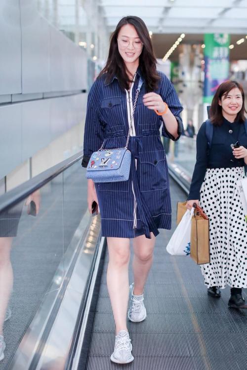 惠若琪上衣这么短，下半身还敢只穿打底裤，网友：还嫌腿不够长？