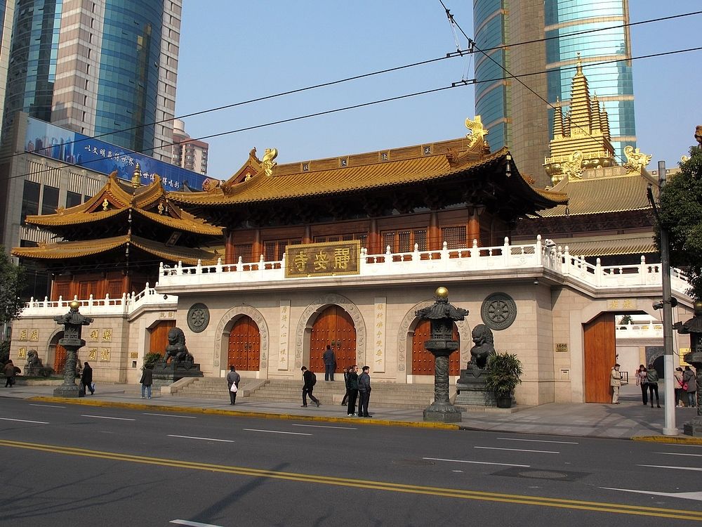 中国最牛的古寺庙,建在寸土成金之地,却没人敢拆规模不断扩大