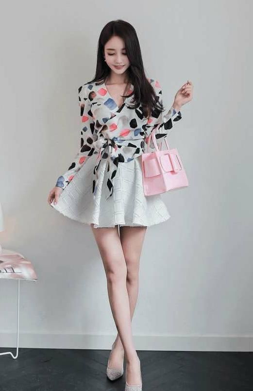 短裙显迷人大长腿，怎么看都很俏美