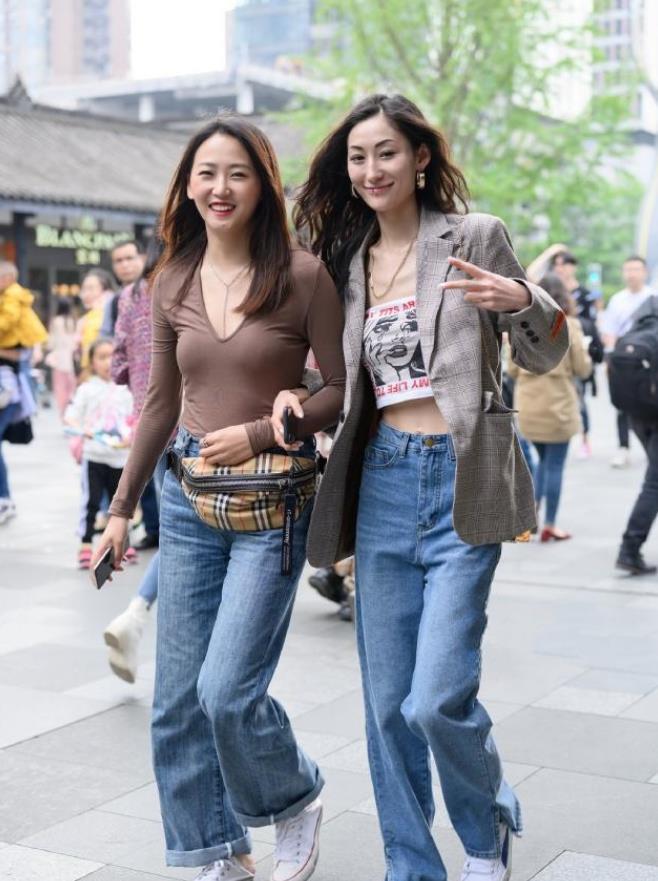  『装配』街拍：高挑靓丽的美女，身穿个性衣装配高跟鞋，很漂亮