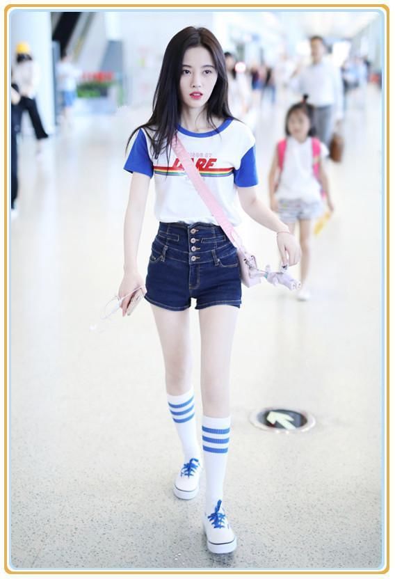 鞠婧祎够狠，穿紧身短裤还要扣四颗扣子，网友：为显腿长真是拼了