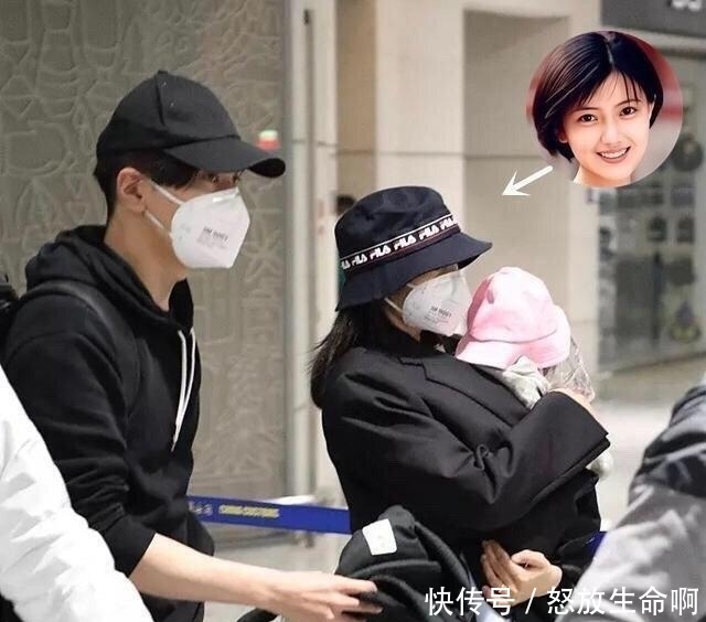 【行李】赵又廷一家现身机场,高圆圆抱着女儿,赵又廷拿行李,画面超幸福