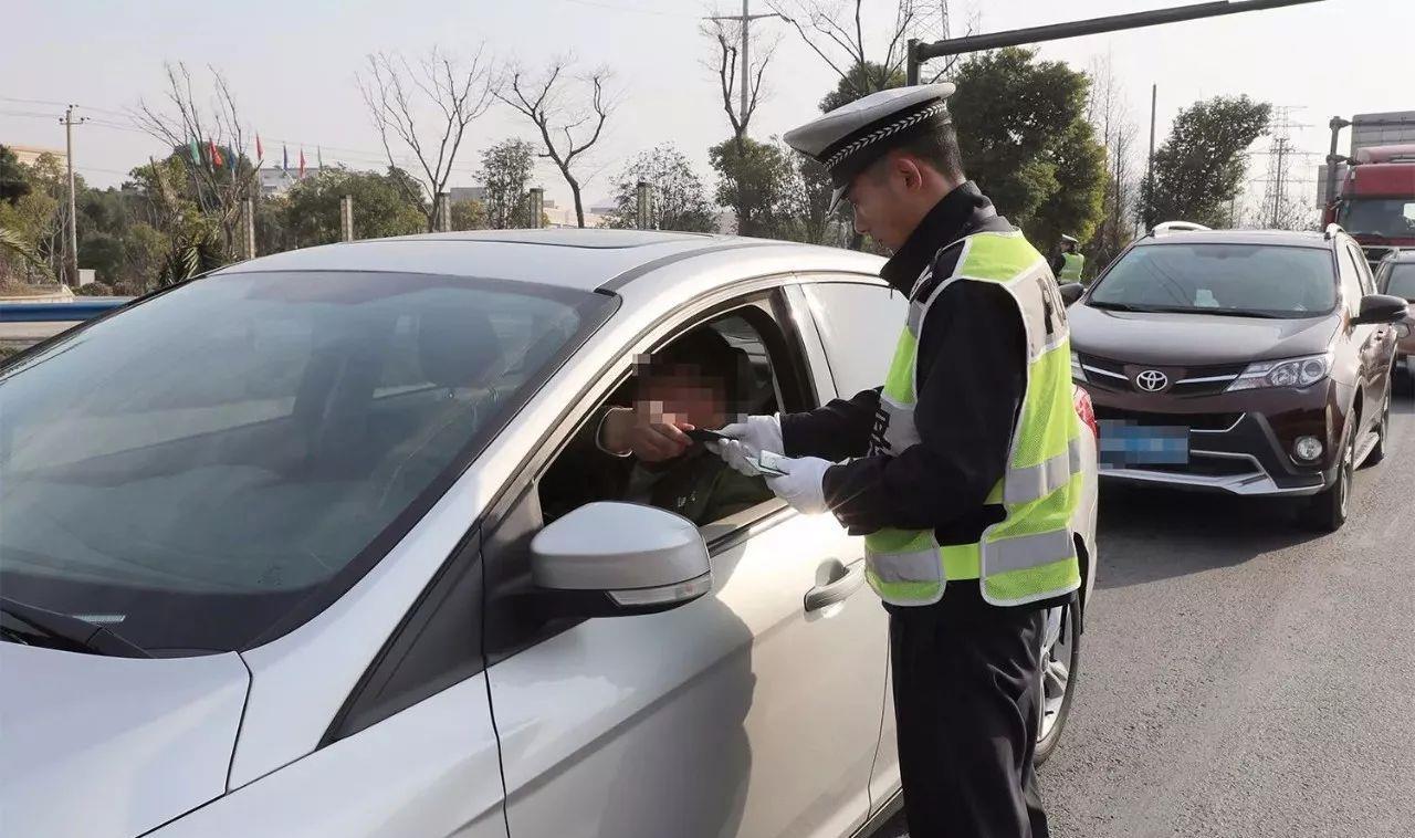  货物：面包车不能拉人也不能拉货！车主反问交警：开面包车到底能干嘛？