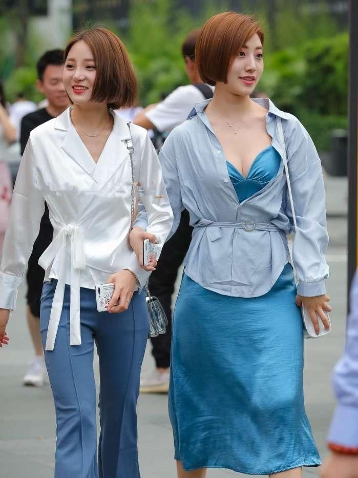 街拍: 轻熟女闺蜜小姐妹街头卖萌,颜值很高，身材也不错!