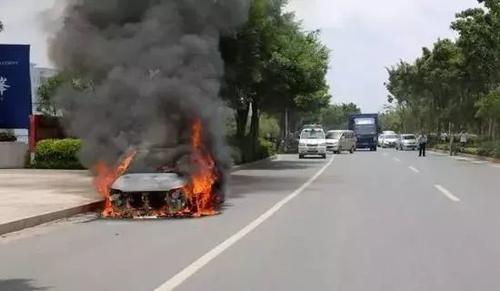 恐怖!南宁一小轿车行驶中自燃,刹车还失灵!有车