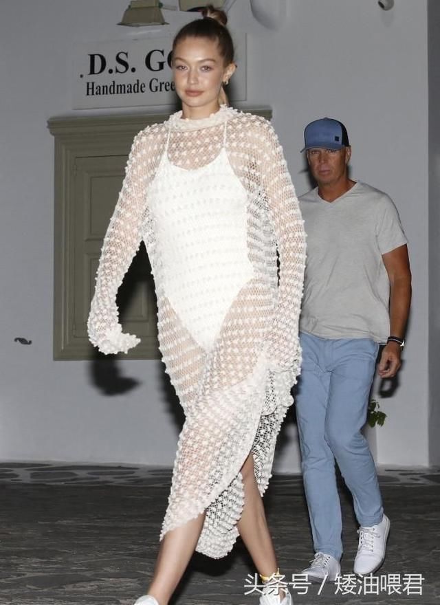 95后超模Gigi，穿泳衣外披一层渔网就现身，转身一看更清凉！