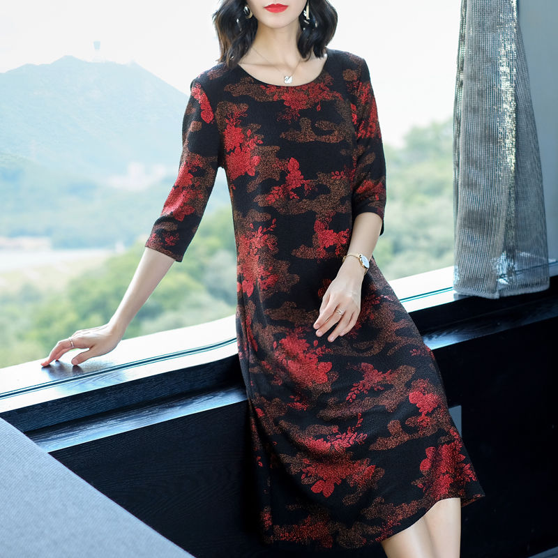 48岁大姑，入秋从不穿阔腿裤!只穿这高贵裙，嫩美像29小姐姐