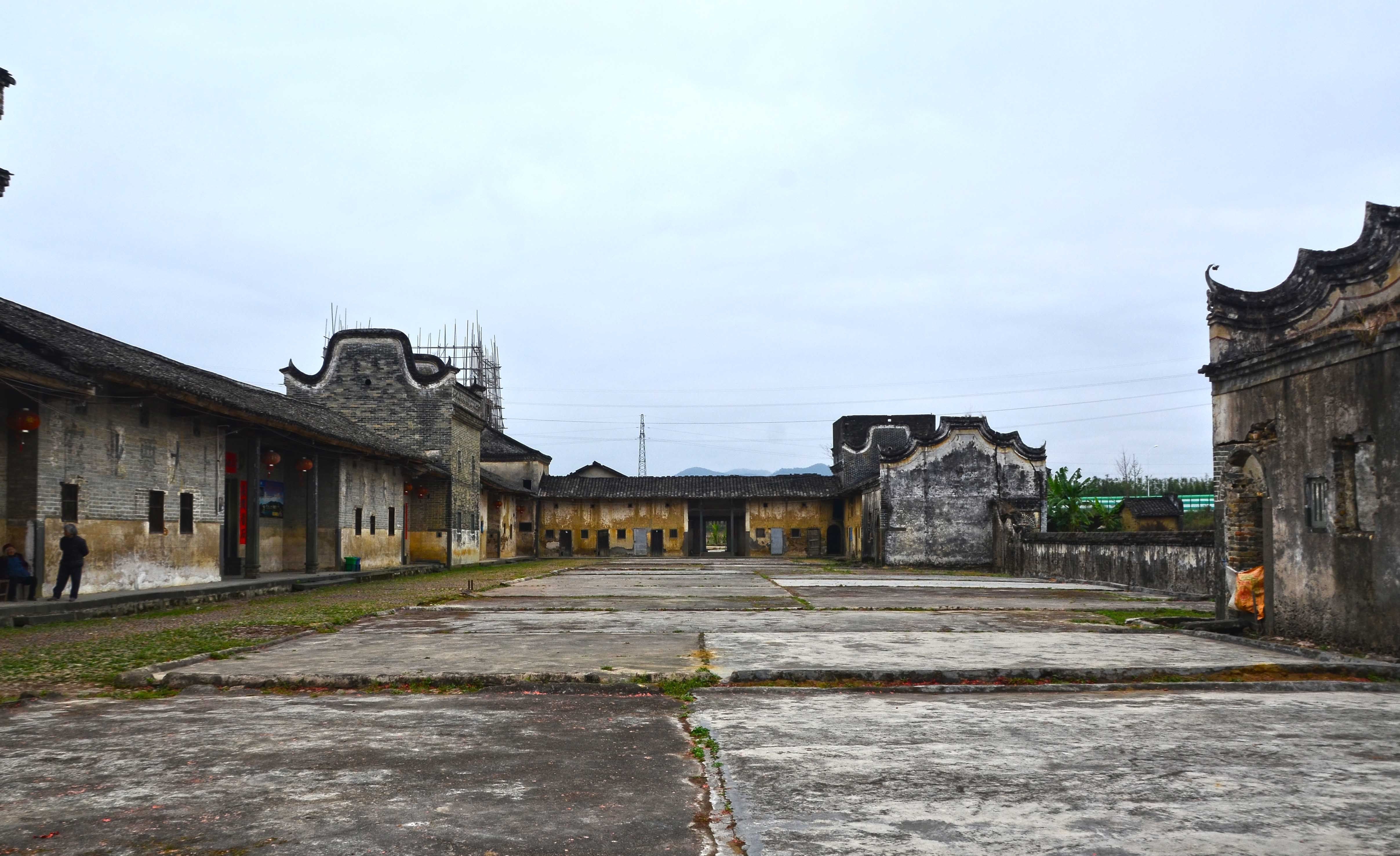 广东105国道旁，有一栋古朴的百年老屋，相传花158年历四代方建成