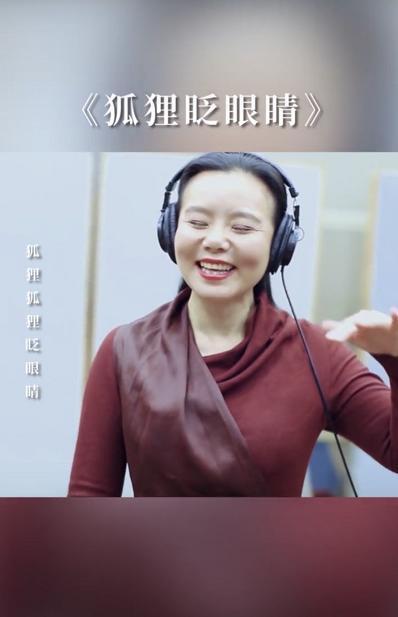 #暗红色#再被龚琳娜新歌洗脑,穿“无痕裙”真能扭,勒这么紧仍没一丝赘肉