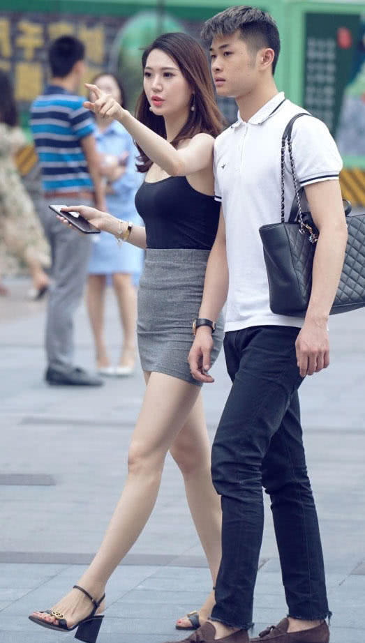 时尚小姐姐包臀裙裹出浑圆臀线，上凸下翘的身材很有看头