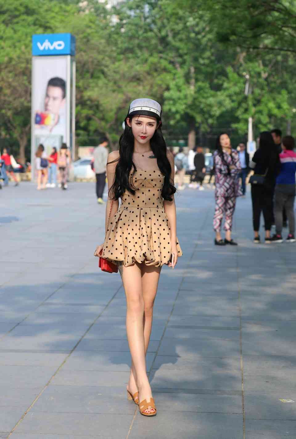 路人街拍，清新夏日，连衣裙裙高跟鞋，时尚潮流标配