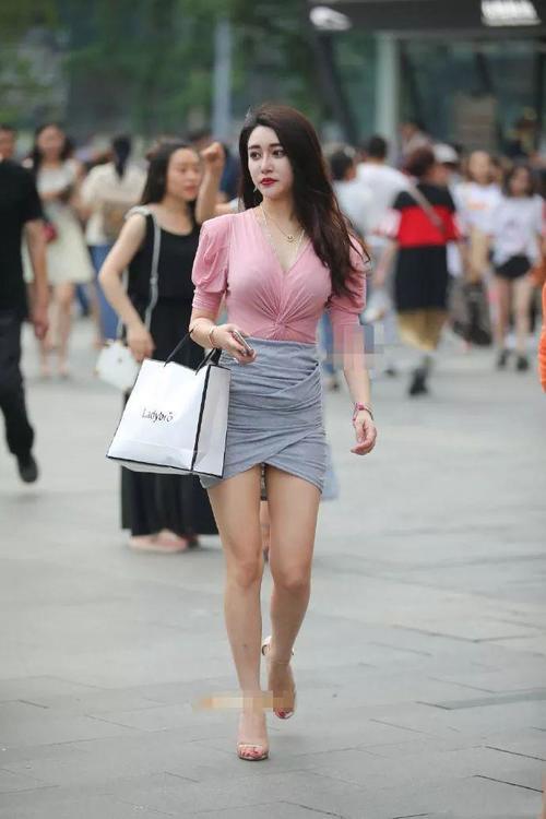 东莞街拍：明艳动人的性感美女，笑起来的样子真好看