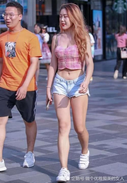  【女人味】小姐姐的牛仔短裤能秀长腿，也能秀马甲线，让我意外的是这样更有女人味了