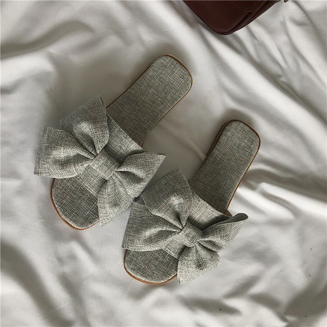 去年的凉鞋别穿了，今年流行“女凉拖鞋”，养脚还漂亮女人味十足