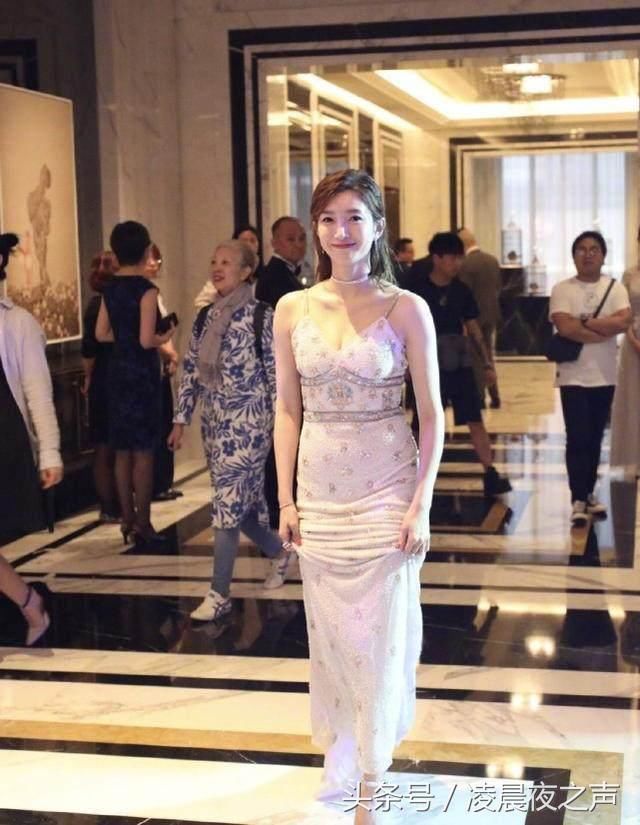 江疏影无修图竟然没有腰？网友：主持人明显比她大了两个码