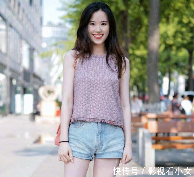 街拍紧身背心搭配短裤，曲线迷人的小姐姐，微微一笑倾国倾城！