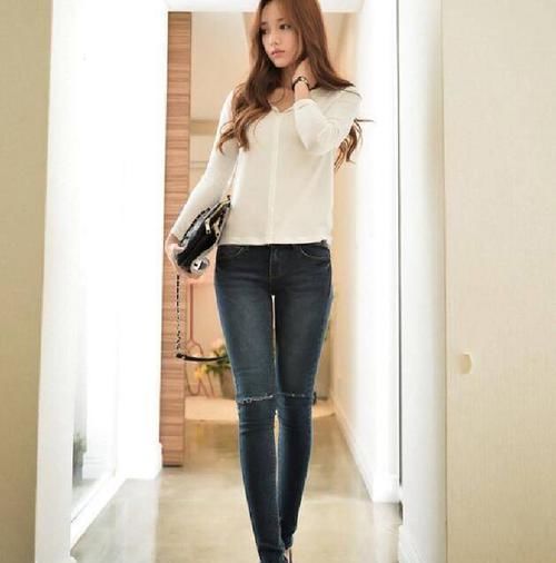  【秀外慧中】秀外慧中的美女，一件灰色上衣配牛仔裤，青春靓丽！