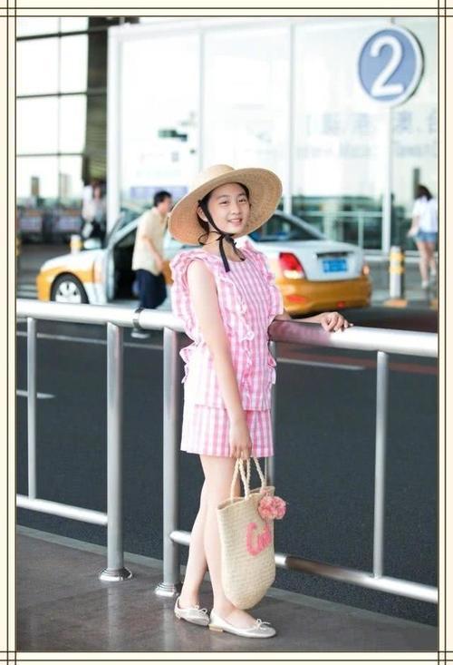 黄多多打扮略土气，李嫣真的继承了王菲，网友：太有个性了