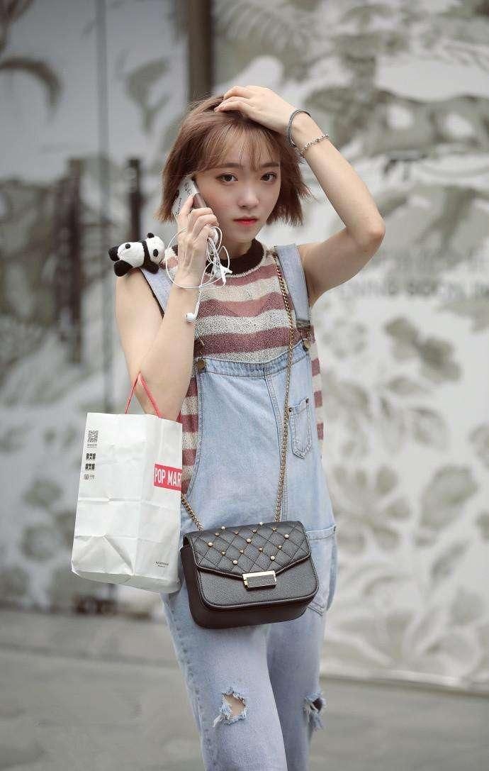 美女穿着黑色露肩上衣,露出手臂和锁骨很惊艳,身材颜值都好看!