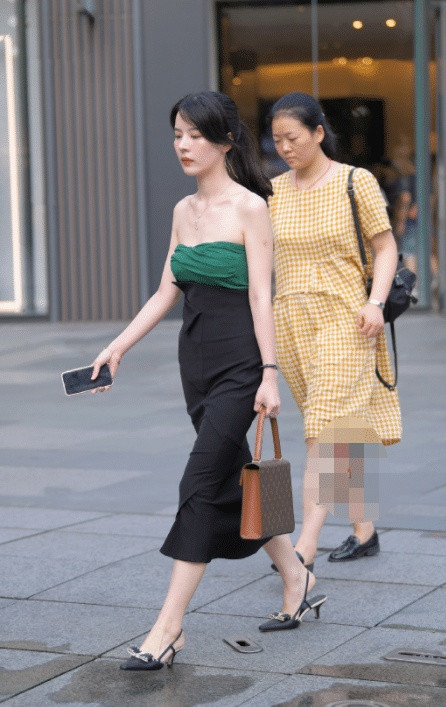 『美女』这种一字肩抹胸, 只有自信的人才敢穿, 美女穿对了