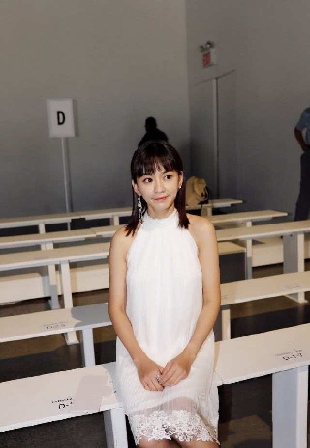 “准妈妈”陈意涵出席时装周，小白裙穿出少女感，可高跟鞋亮了！