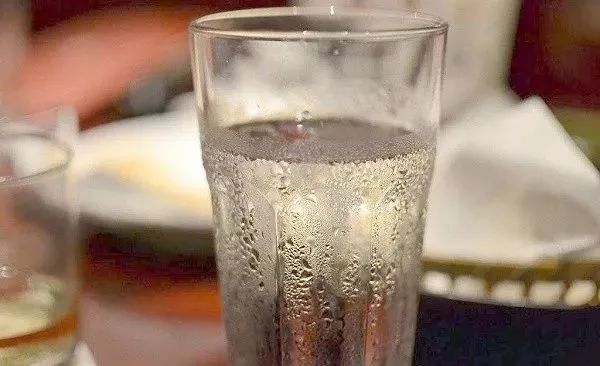 热鸭梨水能抗癌?常喝冰水致肾虚?六月食品谣言刷屏，千万别上当!