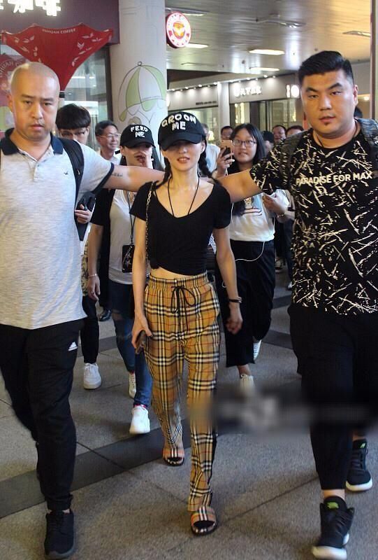 张韶涵穿短裤还得系两圈腰带,不然会掉!网友:再胖点会更好看!