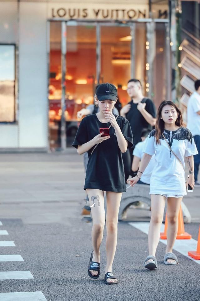 街拍露脐气质美女，个个迷人，这身材太让人羡慕嫉妒恨